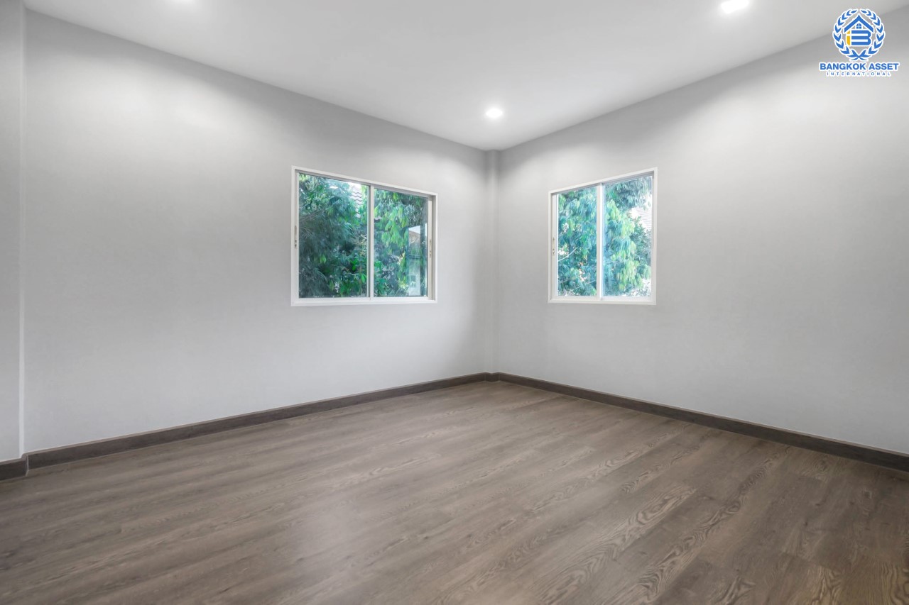 บ้านมือสองตกแต่งใหม่ ม.บางกอกบูเลอวาร์ด ราชพฤกษ์-พระราม5 หลังใหญ่ดีไซน์สุดหรู เนื้อที่ 83 ตร.ว. บนสังคมคุณภาพ SC Asset* ฟังก์ชันจัดเต็ม 4 ห้องนอน 4 ห้องน้ำ (ห้องนอนชั้นล่างพร้อมห้องน้ำในตัว) 2 ที่จอดรถ บนทำเลติดถนนราชพฤกษ์ ใกล้วงเวียนพระรามห้า ,ทางด่วนศรีรัช และเพียง 10 ถึงรถไฟฟ้า "สถานีบางรักใหญ่"